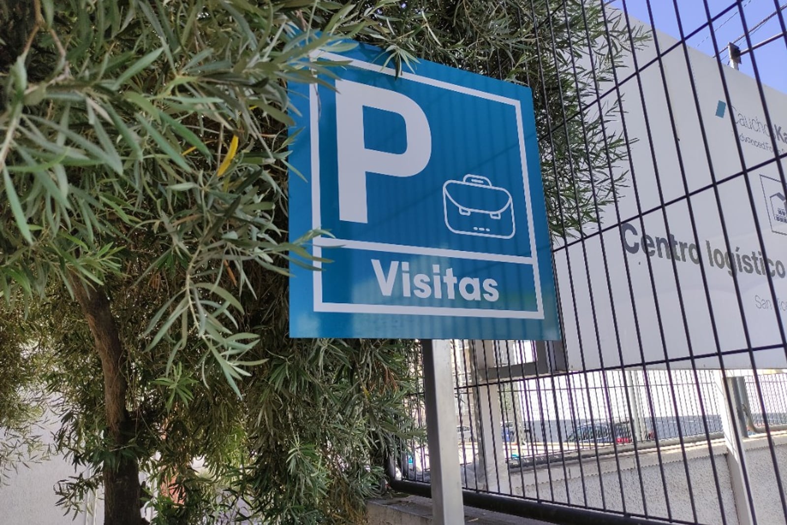 Señal de parking Visitas en centro logístico