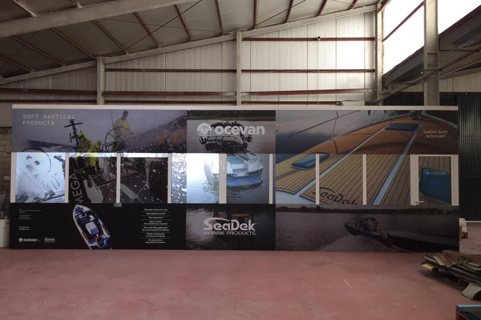 Pared modular con gráfica de gran formato para evento