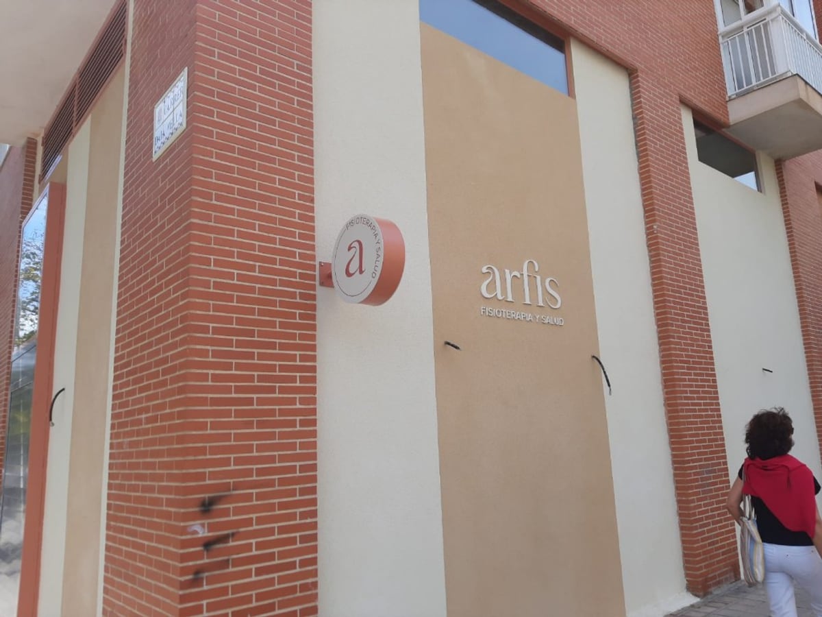 Letras corpóreas Arfis en fachada