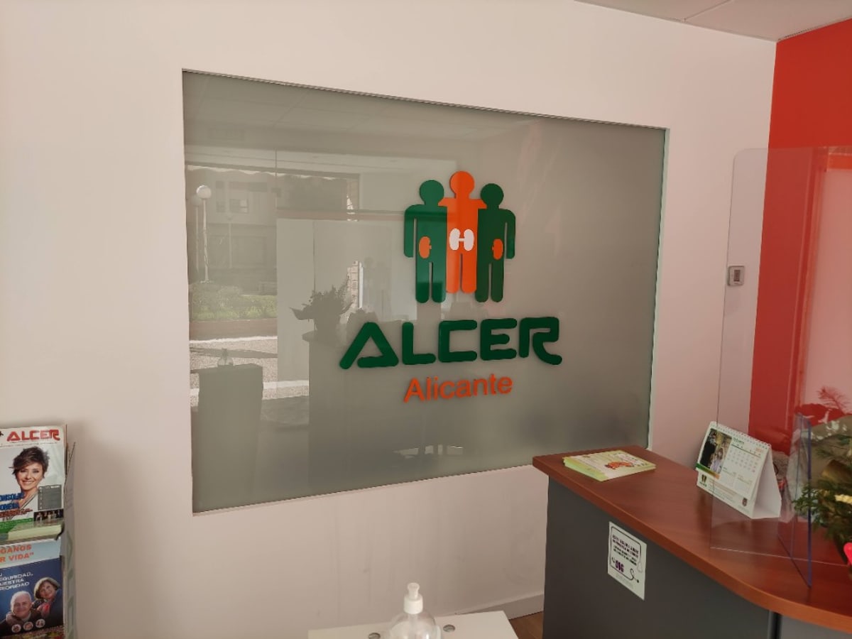 Letras corpóreas ALCER Alicante sobre cristal