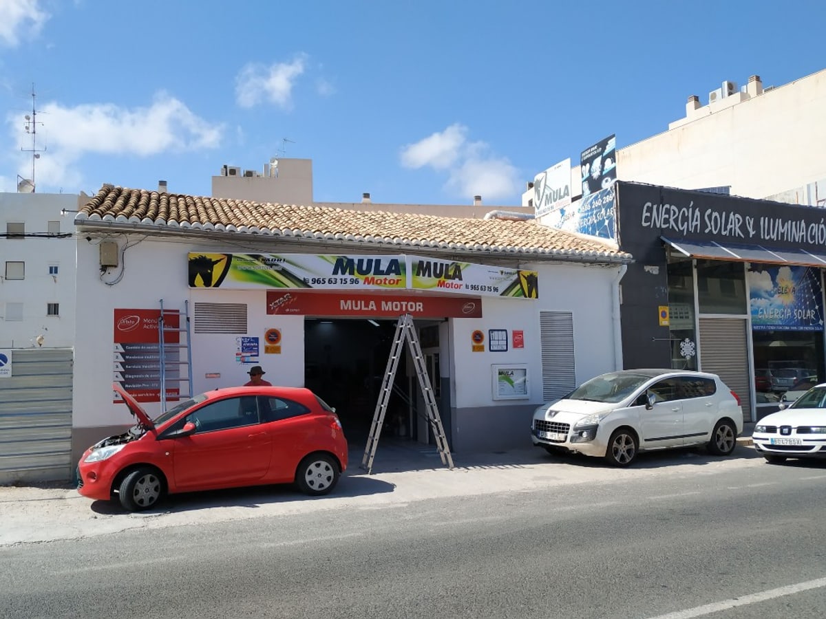 Fachada MULA Motor con rótulo y panel de servicios