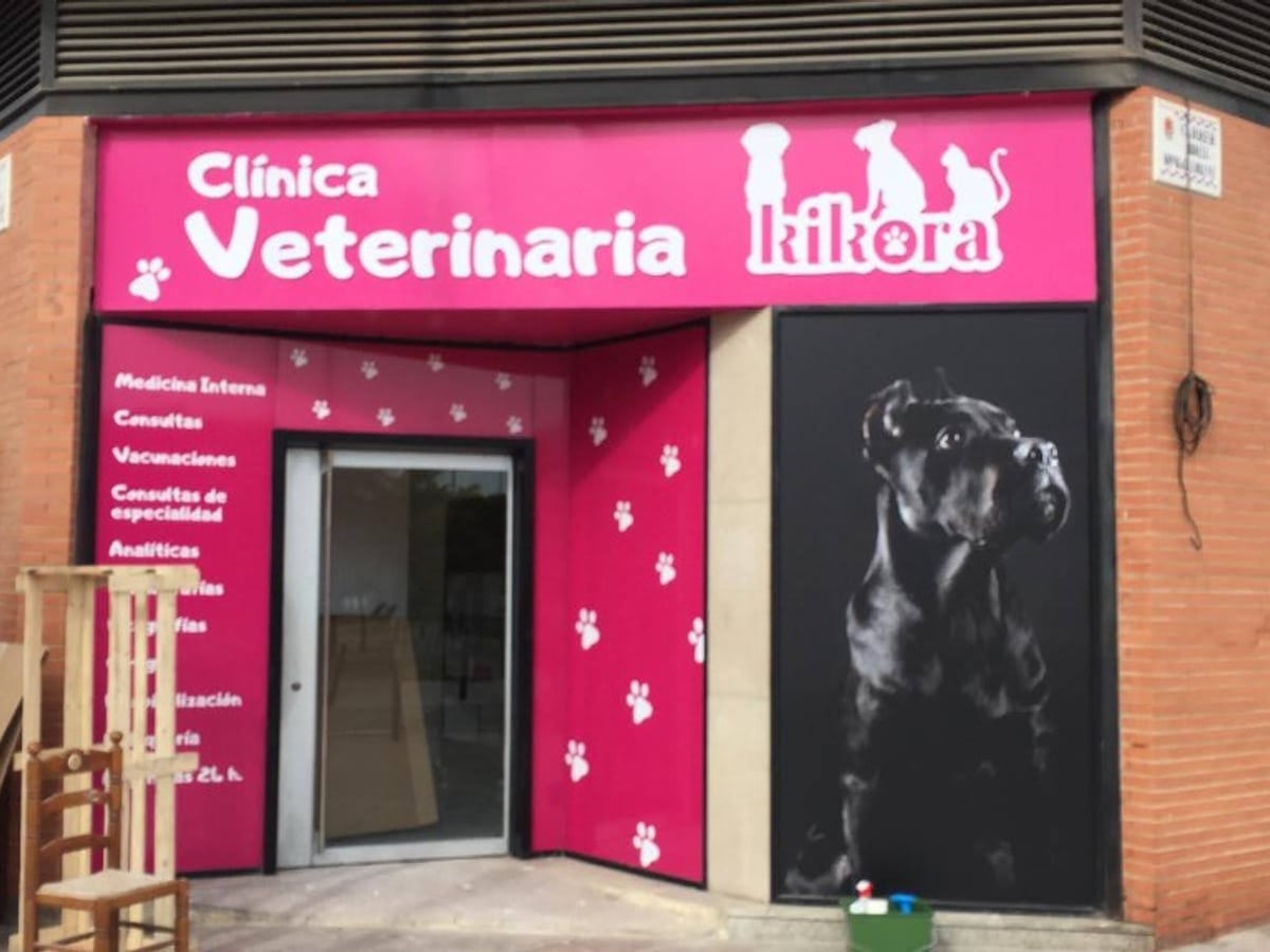 Fachada Kikora con vinilos y rótulo