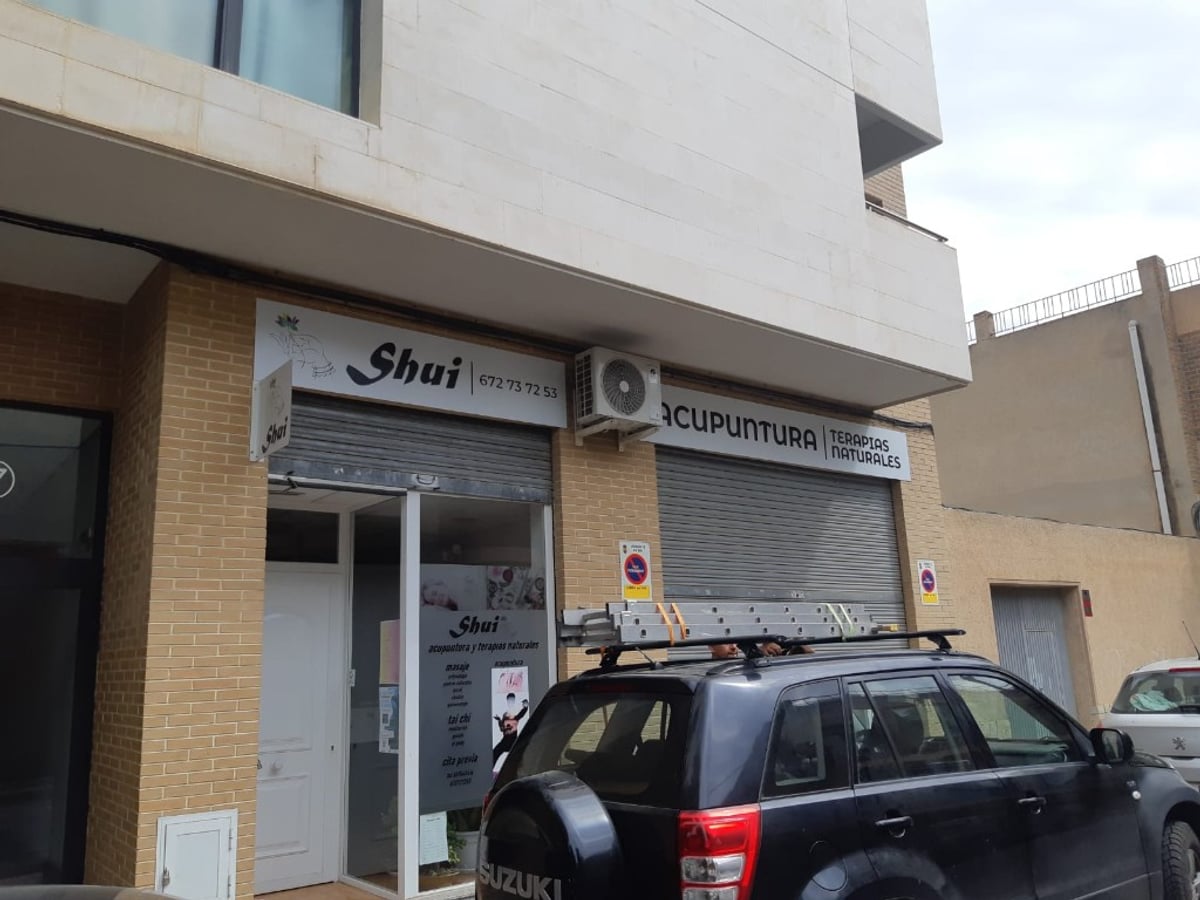 Fachada Shui con rótulos y vinilo