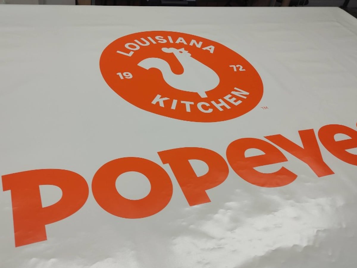 Vinilo Popeyes Louisiana Kitchen en taller