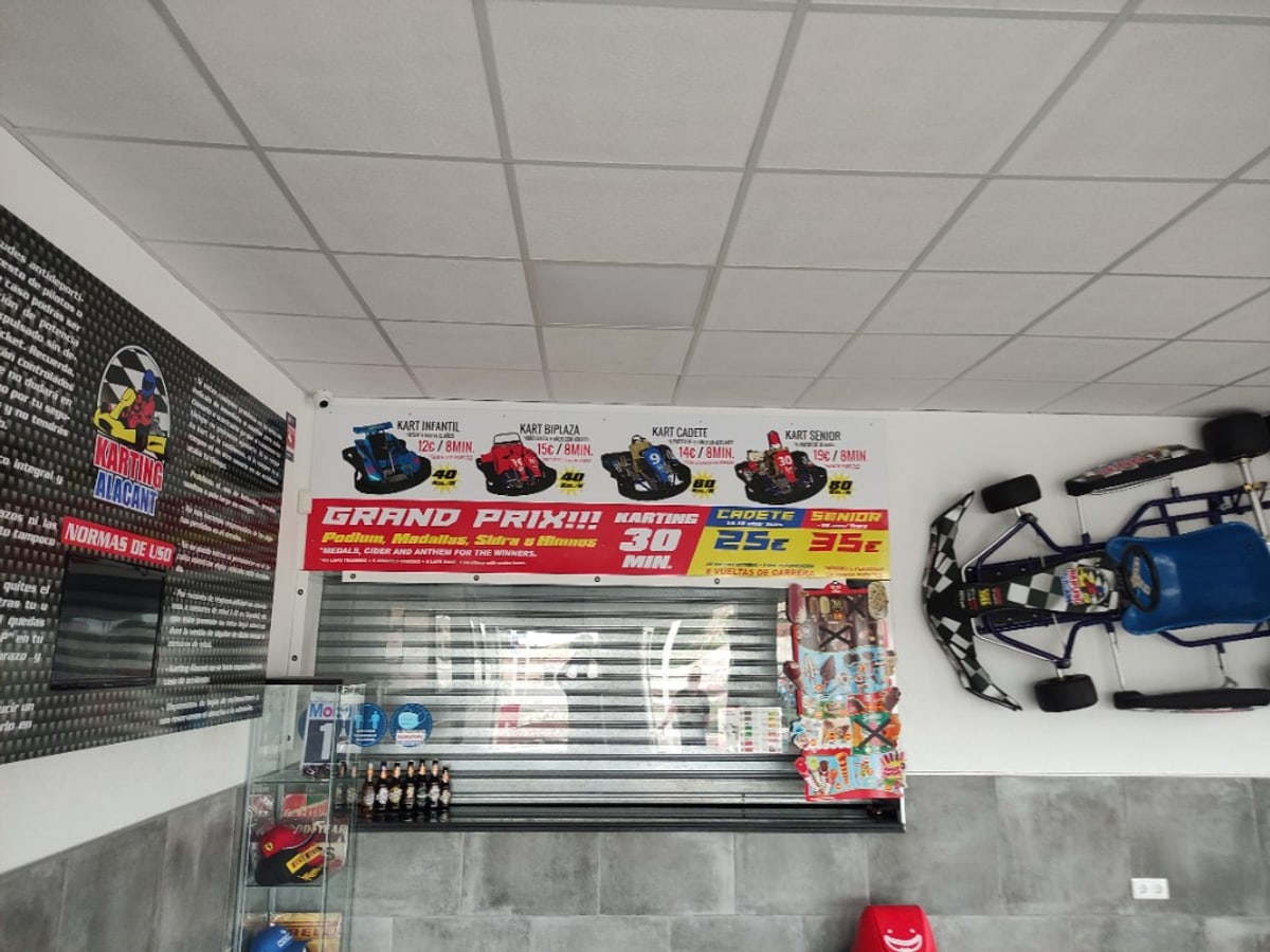 Interior Karting Alacant con vinilos de gran formato