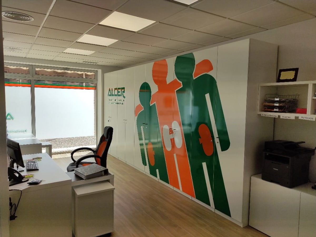 Oficina ALCER con vinilos de pared y lámina de privacidad