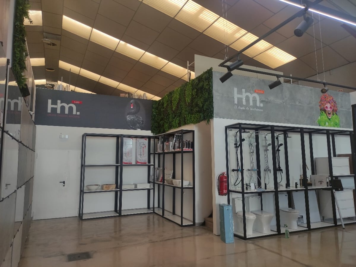 Showroom HM con expositores y vinilos