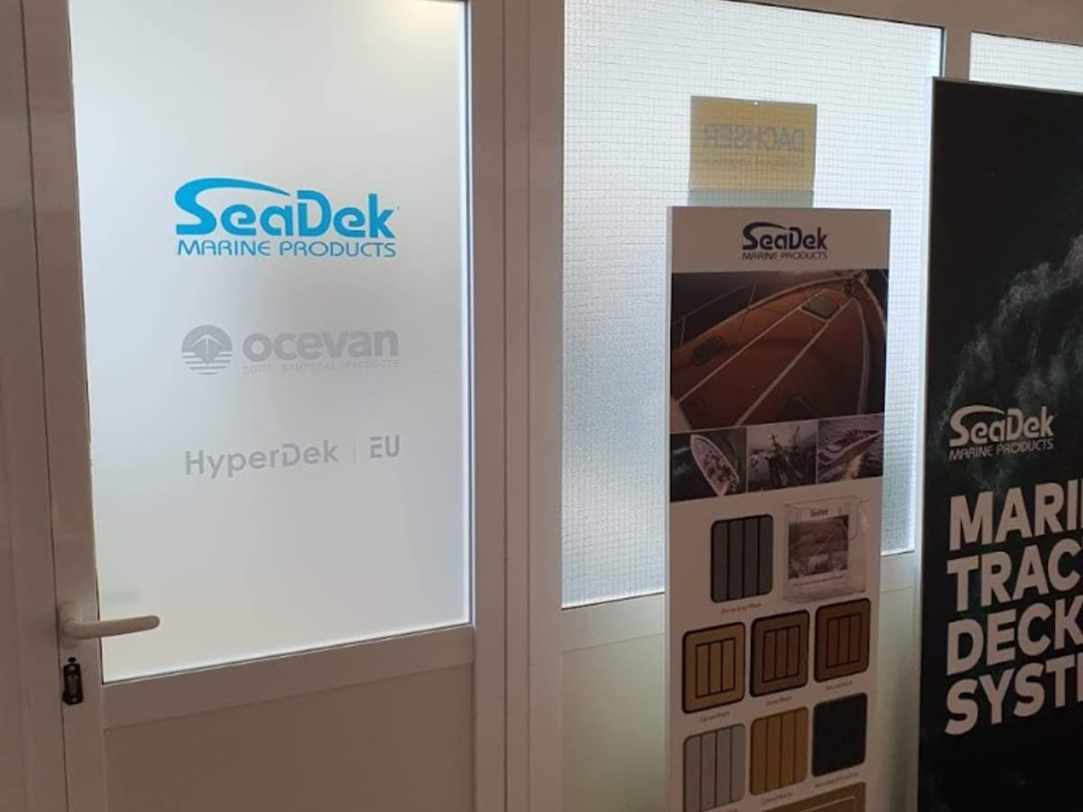 Puerta con vinilo ácido SeaDek
