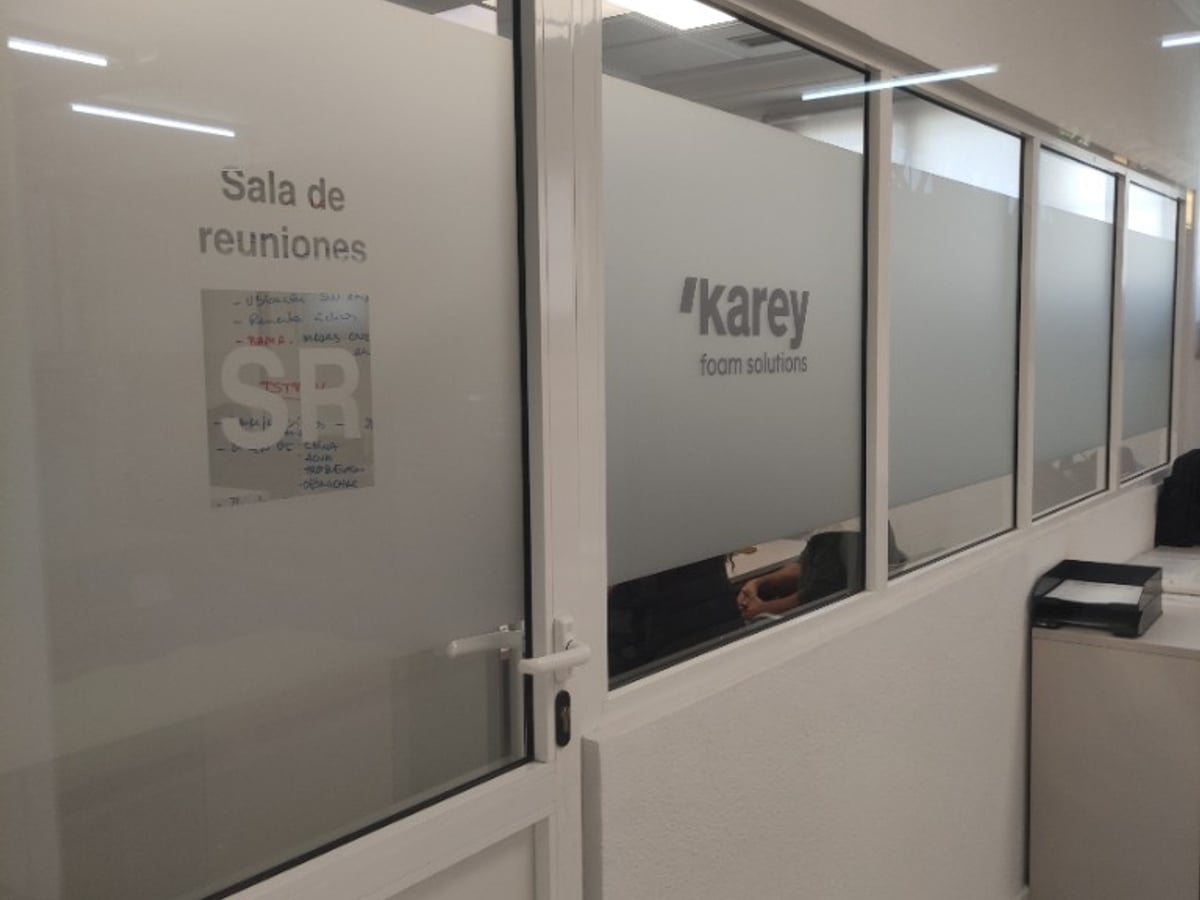 Mamparas Karey foam solutions con vinilo ácido