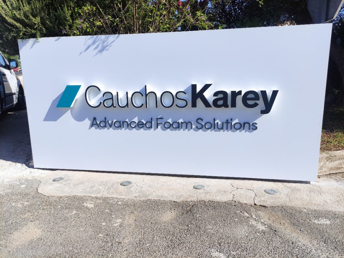 Monolito Cauchos Karey con letras corpóreas