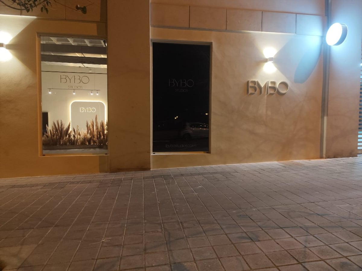 Letras corpóreas BYBO en fachada