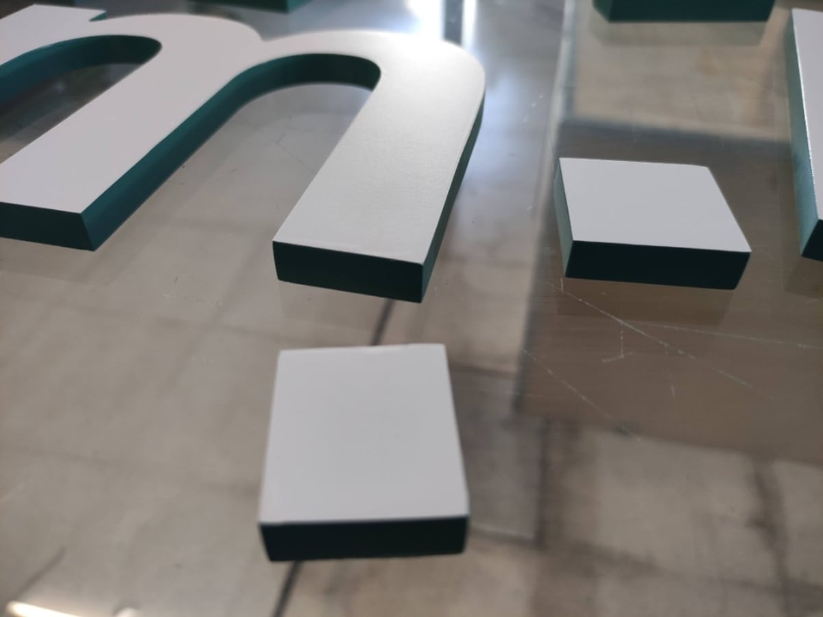 Detalle de letra corpórea fabricada en taller