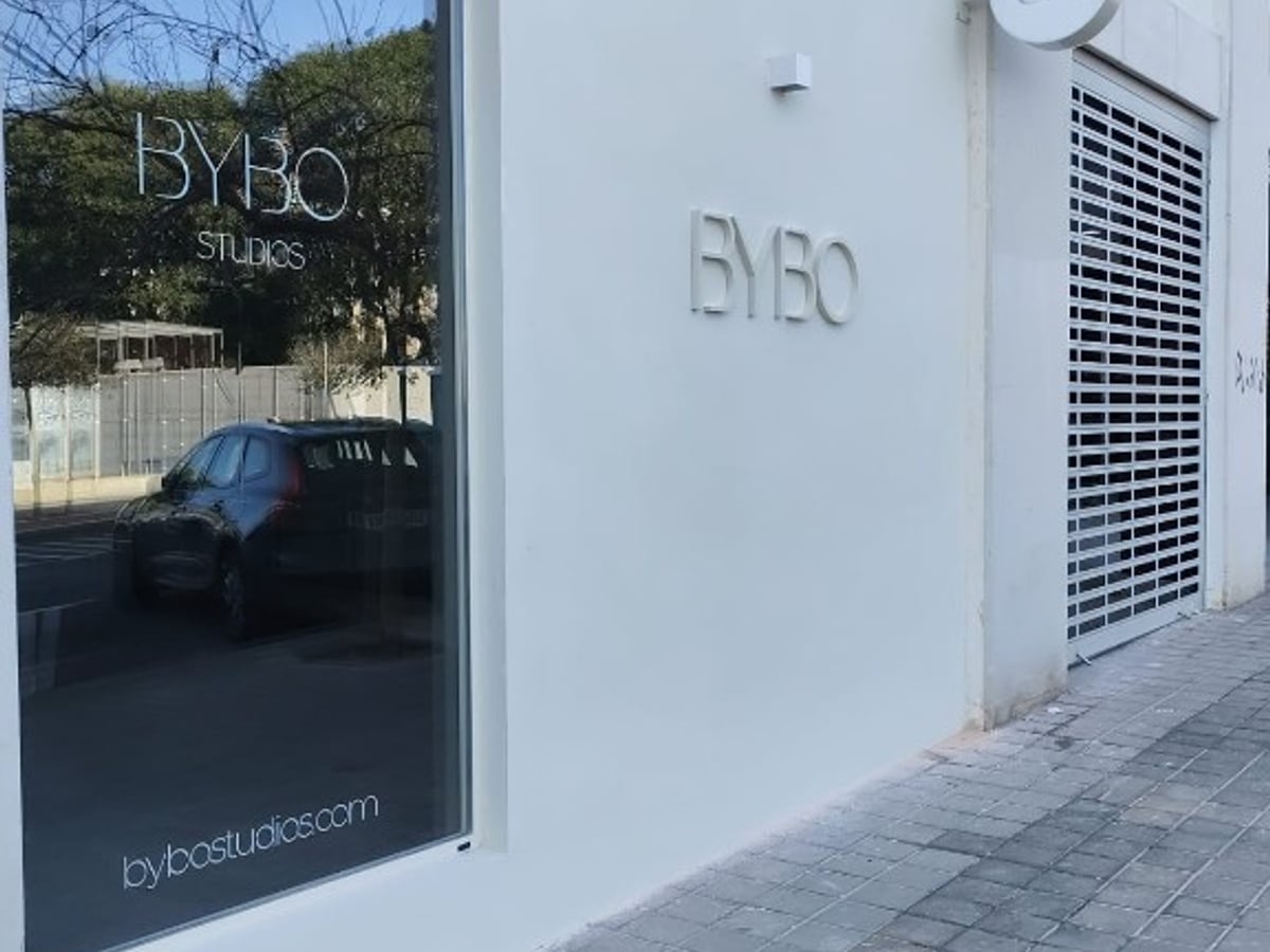 Letras corpóreas BYBO y banderola circular