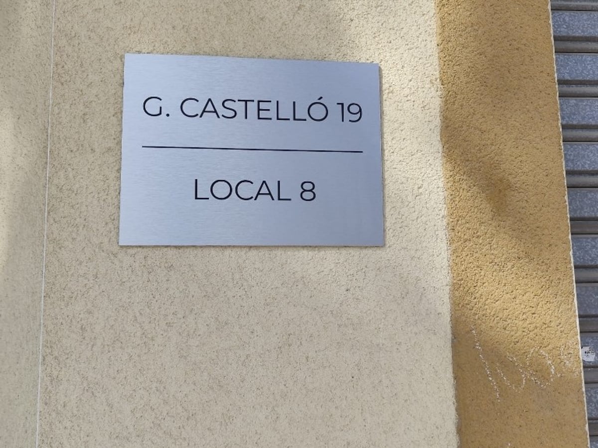 Placa metálica G. Castelló 19 Local 8