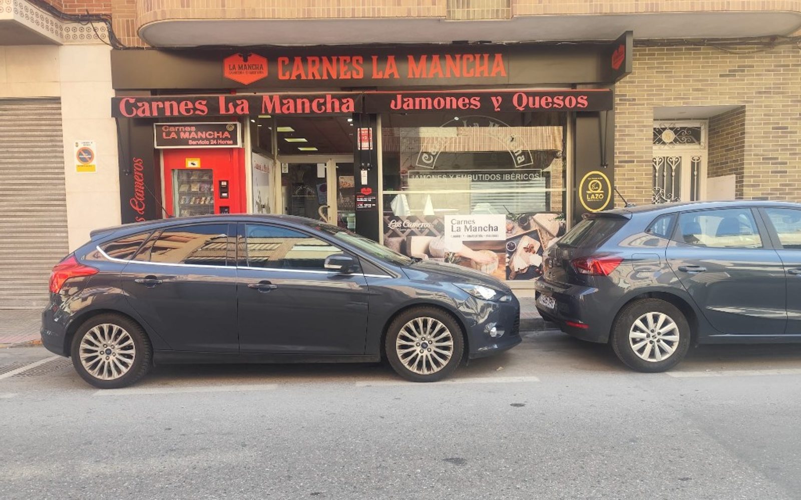 Fachada Carnes La Mancha renovada con rótulo negro y letras rojas